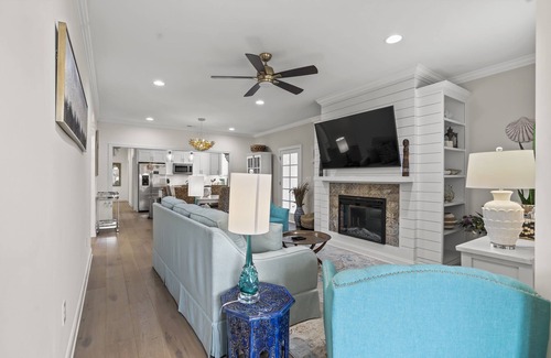 Atlantic Beach Casa | Cottage Glynis - 3 BR Home Steps to the Beach