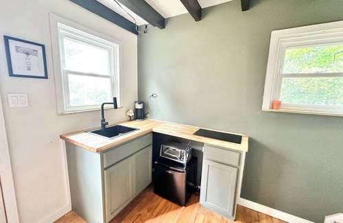 Swan Lake Cabaña | Cottage Guesthouse in the heart of Bethel, with a private Hot Tub!