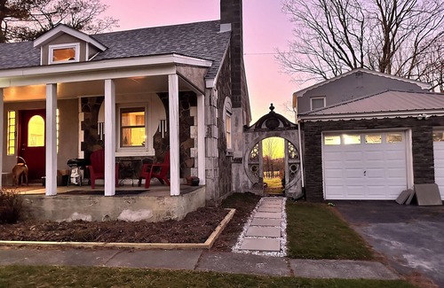 Swan Lake Cabaña | Cottage Guesthouse in the heart of Bethel, with a private Hot Tub!