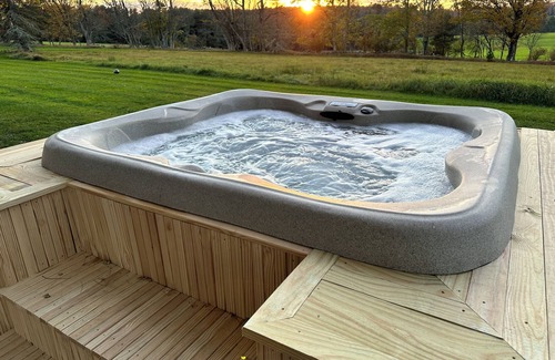 Swan Lake Cabaña | Cottage Guesthouse in the heart of Bethel, with a private Hot Tub!