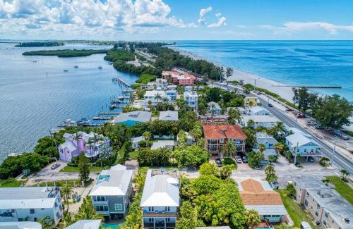 Bradenton Beach Casa | Cottage Haven-One Minute Walk To The Beach-Private Yards-Keyless Locks