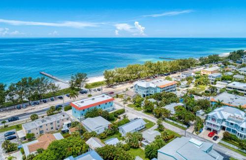 Bradenton Beach Casa | Cottage Haven-One Minute Walk To The Beach-Private Yards-Keyless Locks