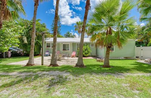 Bradenton Beach Casa | Cottage Haven-One Minute Walk To The Beach-Private Yards-Keyless Locks