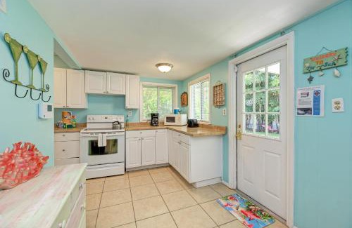 Bradenton Beach Casa | Cottage Haven-One Minute Walk To The Beach-Private Yards-Keyless Locks