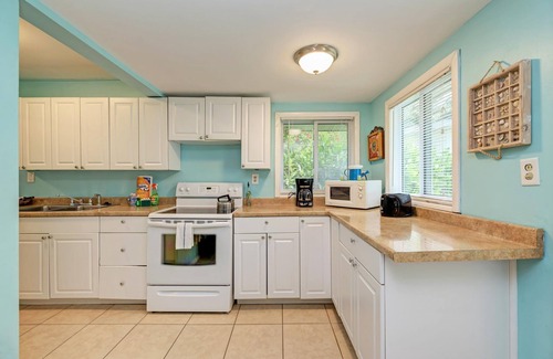 Bradenton Beach Casa | Cottage Haven-one Minute Walk To The Beach-private Yards-keyless Locks