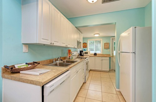 Bradenton Beach Casa | Cottage Haven-one Minute Walk To The Beach-private Yards-keyless Locks