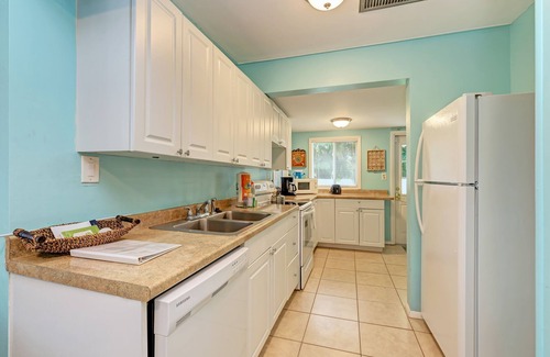 Bradenton Beach Casa | Cottage Haven-one Minute Walk To The Beach-private Yards-keyless Locks