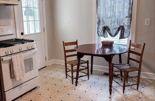 Georgetown Cabaña | Cottage In Downtown Georgetown Within Walking Distance Of Shops and Restaurants