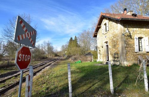 Montaron Casa | Cottage in France with Garden near Lake