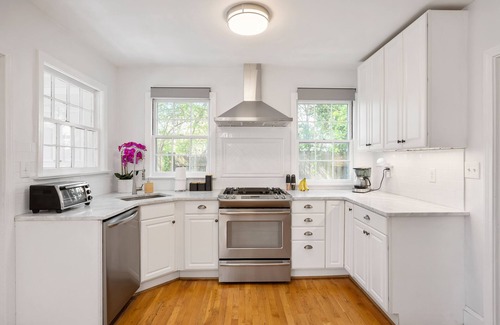 Raleigh Casa | Cottage in Heart of Five Points - Pet Friendly!