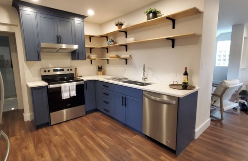 Central Huron Cabaña | Cottage in Private Community with Hot Tub & Sauna. Perfect for big groups!