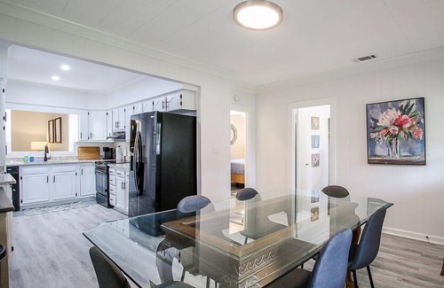 Richmond Hill Casa | Cottage in Richmond Hill, Pet Friendly w/ King Bed