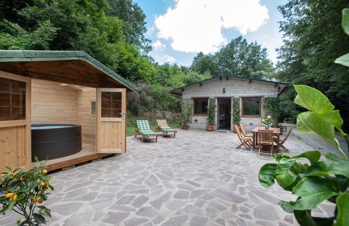 Onano Cabaña | Cottage in the Castle of Santa Cristina with pool