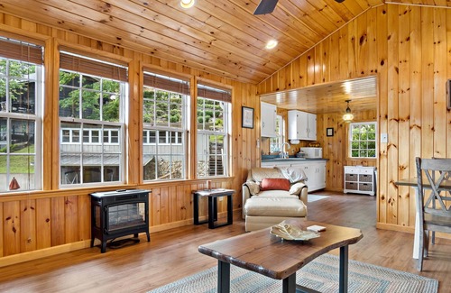 Lake Lure Cabina | Asequible Lakefront Home! Cottage en las vacaciones de Cove-Carolina Properties