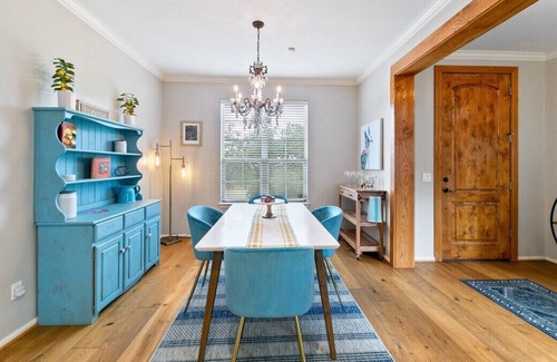 Shady Acres Casa | Cottage In The Heights!