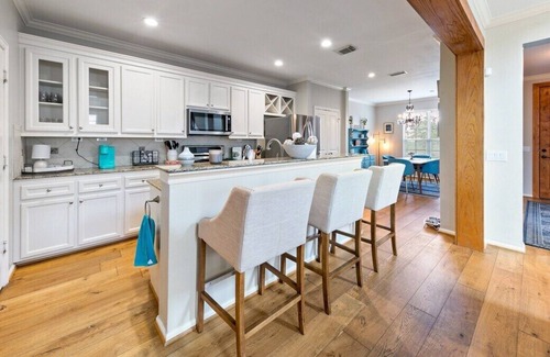 Shady Acres Casa | Cottage In The Heights!