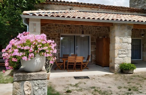 Les Assions Cabaña | Cottage 'L'Ancienne Estable' with Private Terrace, Private Garden and Air Conditioning