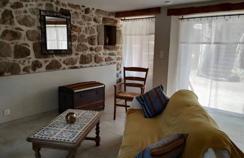 Les Assions Cabaña | Cottage 'L'Ancienne Estable' with Private Terrace, Private Garden and Air Conditioning