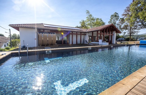 Urcuray Cabaña | Iparla-Gîte-Club-Baño en la habitacion-Vista a la Montana