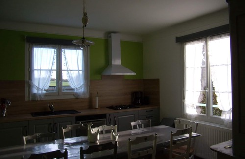 Montreuil-la-Cambe Casa | "La Motte Cottage '' gran casa de campo se encuentra en el campo con grandes espacios