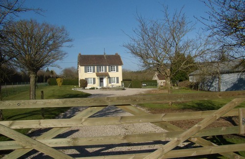 Montreuil-la-Cambe Casa | "La Motte Cottage '' gran casa de campo se encuentra en el campo con grandes espacios