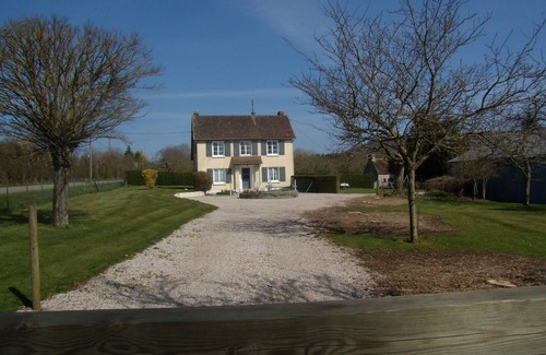 Montreuil-la-Cambe Casa | "La Motte Cottage '' gran casa de campo se encuentra en el campo con grandes espacios