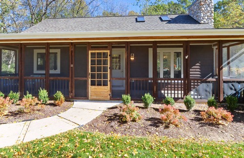 Fontana-on-Geneva Lake Cabaña | Cottage near Fontana Beach! Fire Pit/Deck/Gas Grill/Fireplace