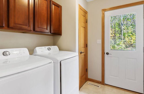 Fontana-on-Geneva Lake Cabaña | Cottage near Fontana Beach! Fire Pit/Deck/Gas Grill/Fireplace