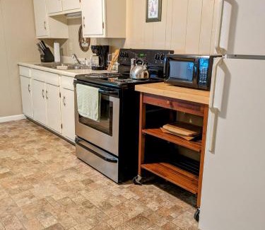 Erie Casa | Cottage Near Presque Isle & Lake Erie Boat Parking