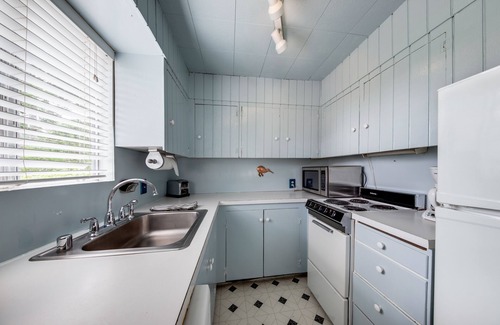 Gleneden Beach Cabaña | ¡Cabaña cerca de la playa perfecta para una pareja con terraza y parrilla privada!