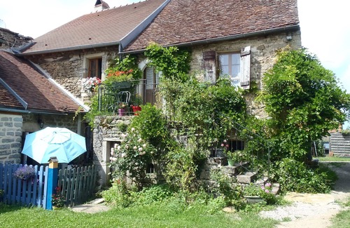 Ecutigny Casa | Casa rural de 130 m2 ubicada a 20 'de Beaune en el 1er piso de una casa antigua