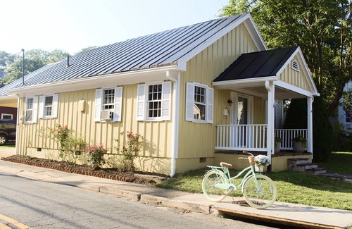 Leesburg's Old and Historic District Casa | Cottage on King | Charming Historic Leesburg Home