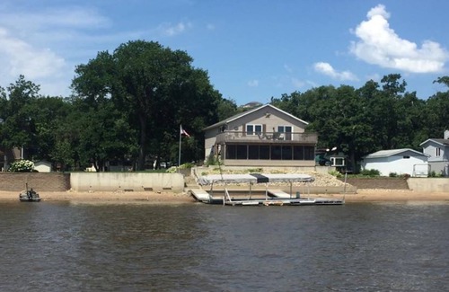 Guttenberg Casa | Cottage on Mississippi River-On the Water!