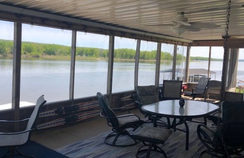 Guttenberg Casa | Cottage on Mississippi River-On the Water!
