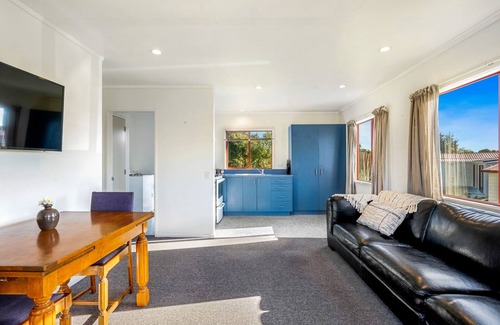 Waikanae Casa | Cottage on Rutherford – Waikanae Holiday Home