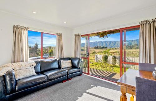 Waikanae Casa | Cottage on Rutherford - Waikanae Holiday Home