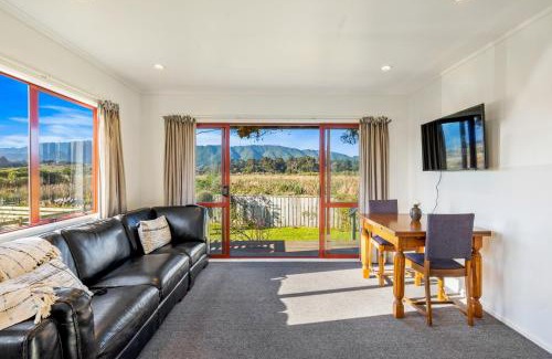 Waikanae Casa | Cottage on Rutherford - Waikanae Holiday Home