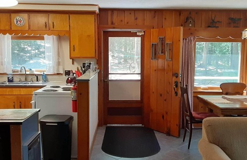 Mayfield Cabaña | Cottage on Spider Lake, frente al lago privado en un entorno tranquilo