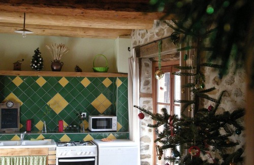 Mazeyrat-Aurouze Casa | Casa rural en el borde del bosque y cerca de las gargantas del allier