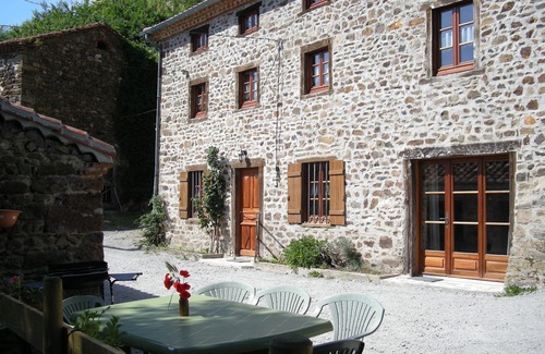 Mazeyrat-Aurouze Casa | Casa rural en el borde del bosque y cerca de las gargantas del allier