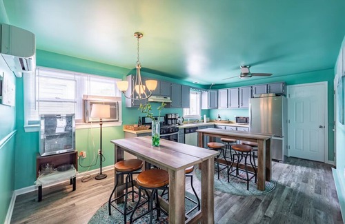 Rehoboth Beach Hotel | Cottage Queen One-Bedroom | Ocean Glass Inn | with Free Breakfast & Parking