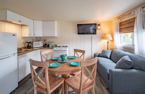 Rehoboth Beach Hotel | Cottage Queen One-Bedroom | Ocean Glass Inn | with Free Breakfast & Parking