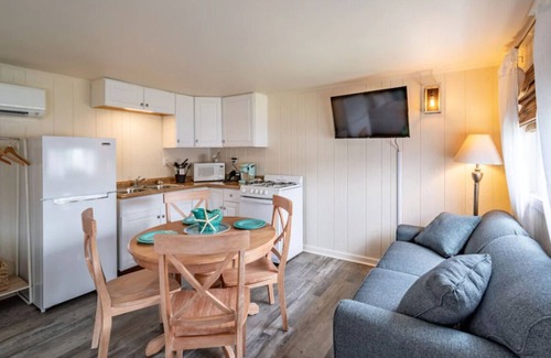 Rehoboth Beach Hotel | Cottage Queen One-Bedroom | Ocean Glass Inn | with Free Breakfast & Parking