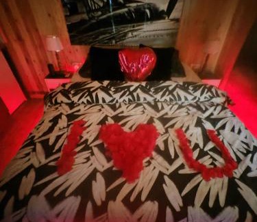 Vancia - Crepieux Apartamento | Cottage romantique, son jacuzzi privatif, piscine