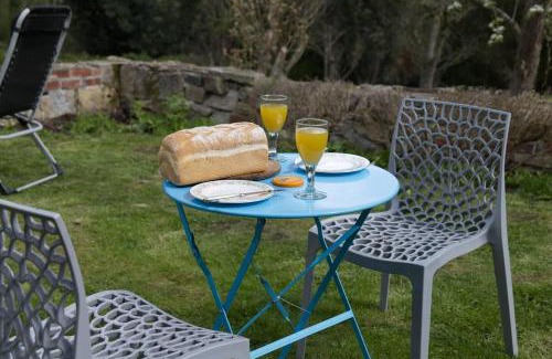 Crawcrook Casa | Cottage - Sleeps 2 - Garden - Parking