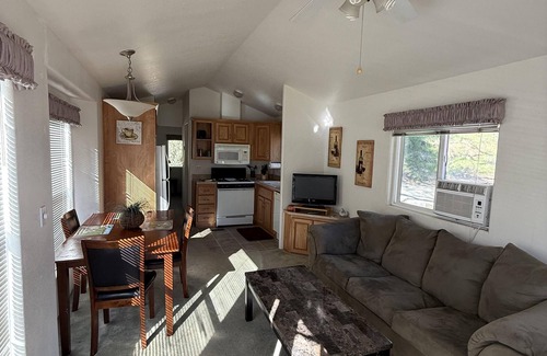 Winters Cabaña | Cottage, Sleeps 6, Wheelchair & Pet Friendly - Roomy Cottage with Kitchen, Sleeps 6, Wheelchair & Pet Friendly