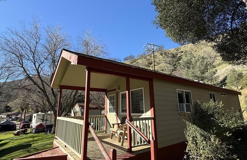 Winters Cabaña | Cottage, Sleeps 6, Wheelchair & Pet Friendly - Roomy Cottage with Kitchen, Sleeps 6, Wheelchair & Pet Friendly