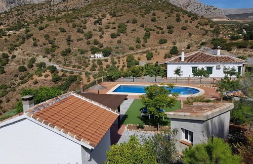 Alora Casa | Casa Rural de 8 plazas con piscina y barbacoa