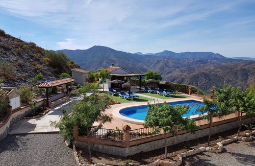 Alora Casa | Casa Rural de 8 plazas con piscina y barbacoa