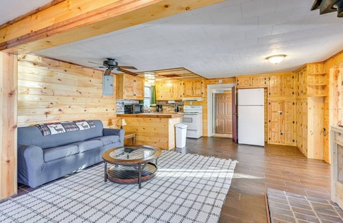 Lake Cabaña | Cottage w/ Deck & Bluff Lake Views: Walk to Beach!